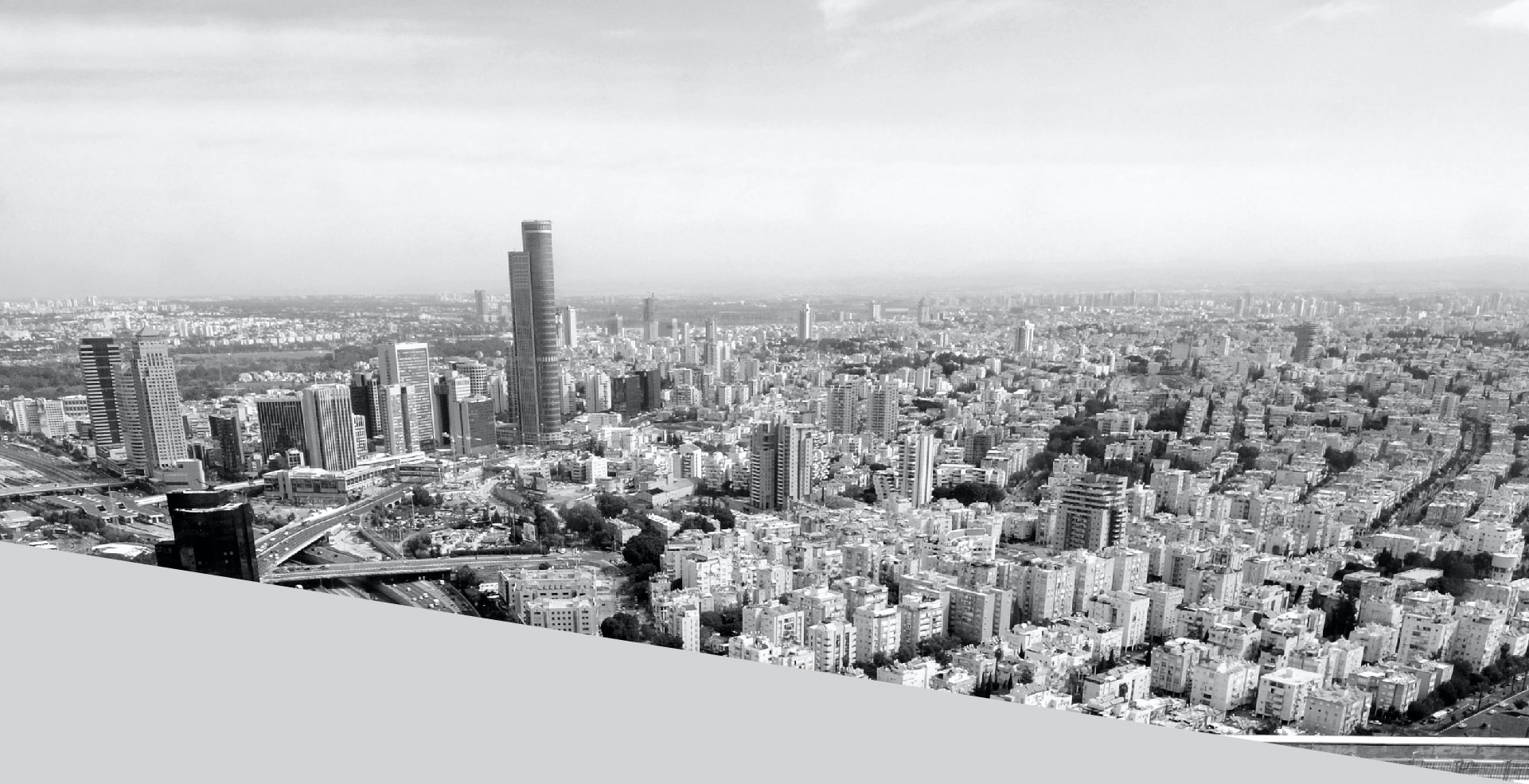 תמונה אורבנית בשחור לבן של העיר תל אביב